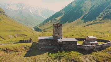 luchtfoto van lamaria klooster omgeven door prachtige natuur in het dorp ushguli. UNESCO-werelderfgoed in Georgië video