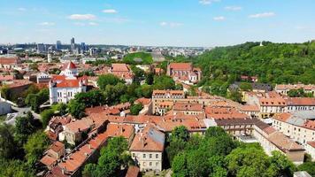 panorama panorámico aéreo de izquierda a derecha de los edificios del casco antiguo y vista de fondo de los antiguos y modernos rascacielos de negocios en vilnius, lituania video