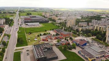 vue aérienne de la ville de siauliai et bâtiments de style union soviétique en lituanie video