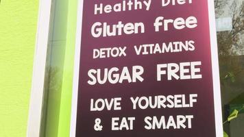 panneau d'affichage sur la façade du magasin d'aliments sains avec des citations inspirantes concept de promotion d'aliments sains video