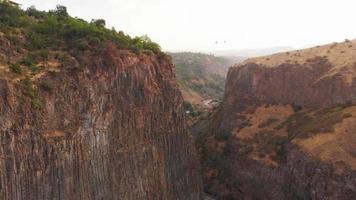 vue aérienne panoramique sur les gorges de garni et les formations rocheuses par temps couvert