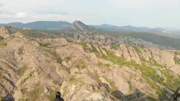sobrevoe uma pessoa do sexo feminino em pé na paisagem rochosa do canyon birtvisi no cáucaso