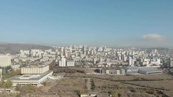 images brutes aériennes du panorama de la ville de tbilissi avec des bâtiments et une rue en arrière-plan video