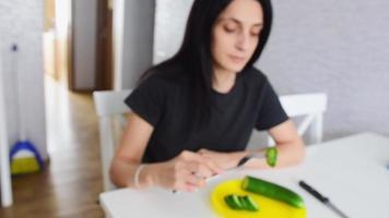 ung attraktiv kvinna visar gurka på gaffel. vegetarisk kost, gå ner i vikt och bantning koncept copypaste bakgrund video
