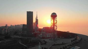 impressionantes marcos dramáticos da arquitetura da cidade de batumi e fundo do pôr do sol, destino de viagem na geórgia video