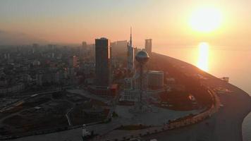Fliegen Sie über die wunderschönen Gebäude der Stadt Batumi im malerischen Georgia in 4k. tourismus- und geschäftsindustrie im kaukasus