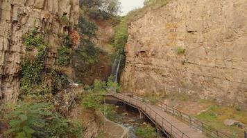 Leghvtakhevi cascada escénica vista de ángulo bajo con camino de madera .tbilisi atracciones turísticas. video