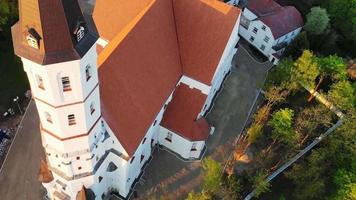 vista aérea de cerca de la catedral de los santos pedro y pablo, siauliai, lituania. iglesias católicas romanas en países bálticos. video