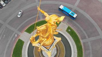 tiflis, georgien, 2020 - nahaufnahme der st. george statue mit vorbeifahrenden öffentlichen bussen auf dem freiheitsplatz. video