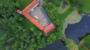 Panemune-kasteel in vogelvlucht in Litouwen. historisch erfgoed baltische landen. video