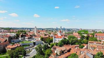 natursköna sommar stigande flygpanorama över moderna affärsekonomiska distriktsarkitekturbyggnader och gamla stan i Vilnius, Litauen video