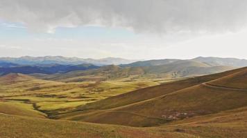 zoom aérien en vue des montagnes et des hauts plateaux de l'arménie au nord-est. le ciel se dégage des nuages