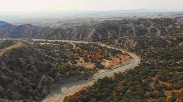 vue aérienne du magnifique paysage rocheux avec 4x4 à cheval sur la vallée de la rivière dans le caucase. géorgie visiter le concept de circuits d'aventure vashlovani