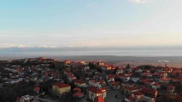 aufschlussreiche luftaufnahme sighnaghi liebe stadt und alazani tal hintergrund. urlaubsziel in georgia video