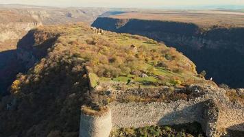 sobrevoo aéreo sobre ruínas do sítio arqueológico histórico da cidade fortificada de samshvilde. conceito de cultura e história da geórgia video