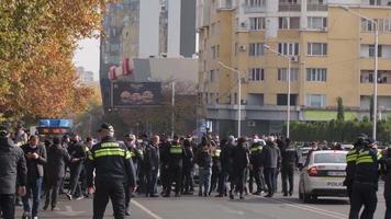 tbilissi, géorgie, 2021 - une troupe de police arrête un manifestant agressif dans la rue lors d'une manifestation anti-gouvernementale dans la rue à saburtalo par le bureau de la sécurité de l'État