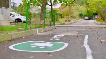 Statische Ansicht Persönlicher Parkplatz für Elektroautos draußen im georgischen Viertel Saburtalo, Tiflis, Georgien