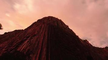 des colonnes de roche hautes spectaculaires sur fond de nuit étoilée en arménie video