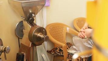 vista estática antigua máquina de moler café soviética moliendo granos de café frescos en el mercado armenio. concepto de tecnología de preparación de café video