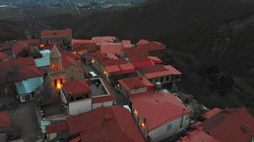 vue aérienne de la tour illuminée à sighnaghi. ville géorgienne romantique la nuit video