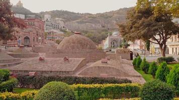 vista panoramica delle cupole dei bagni reali e del panorama degli edifici della città vecchia. visite turistiche a tbilisi, georgia video