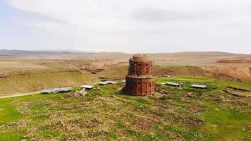 vue aérienne ani - capitale arménienne du passé. plateau avec des ruines d'églises. ville aux 1001 églises. l'église du rédempteur