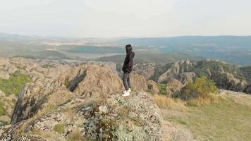 luftkreis um attraktive junge kaukasische frau, die dramatische birtvisi-landschaftsansichten genießt