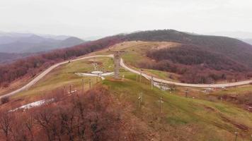 vista aérea monte didgori con monumento gigante. Atracción turística de los puntos de referencia de georgia. video