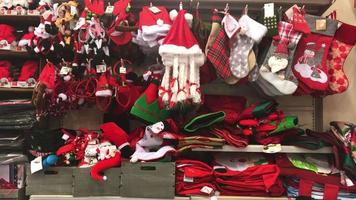 tbilisi, georgia -10 novembre 2021 - scaffali dei negozi pieni di vari cappelli di Natale e varie decorazioni per le feste natalizie. preparazione anticipata delle vacanze e shopping video