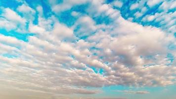 blauwe lucht witte wolken. gezwollen pluizige witte wolken. cumulus wolkenlandschap timelapse. zomer blauwe hemel time-lapse. dramatische majestueuze verbazingwekkende blauwe lucht. zachte witte wolken passeren video