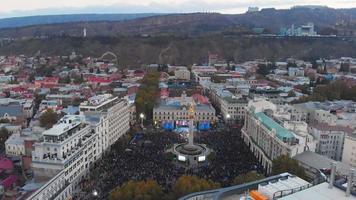 tbilisi, georgia, 2021 - vista estática aérea multitudes de personas en la plaza de la libertad en el evento de agitación política del sueño georgiano del partido democrático. poderes políticos en el concepto de cáucaso video