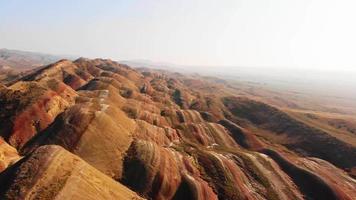 panoramica aerea sorvolare il colorato spettacolare panorama della valle dell'arcobaleno nel deserto di gareja, mravaltskaro, kakheti, georgia. Filmati 4K di alta qualità video