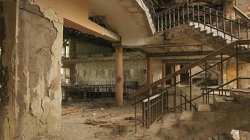 25 de agosto de 2021 -jermuk, armênia - escadas antigas no complexo esportivo e cultural de jermuk abandonado video
