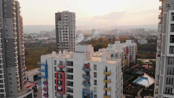 drone aéreo sobrevoando prédios de apartamentos residenciais e propriedades comerciais no bairro urbano de tbilisi norte, no cáucaso, geórgia video