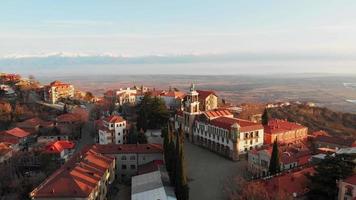 veduta aerea statica dell'attrazione turistica - museo nazionale sighnaghi con sfondo della valle di alazani video