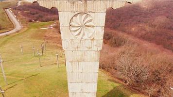 panoreringsvy kvinna turist ringklocka i didgori - minnesmärke för historisk plats. georgiens historiska sightseeinglandmärken video