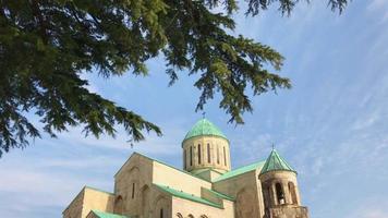 vue inclinée vers le bas de la cathédrale de koutaïssi, monument touristique du centre de la géorgie. video