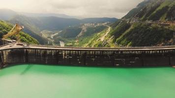 Luftaufnahme der Betonkonstruktion des Enguri-Staudamms mit Bergen background.georgia.worlds Zweithöchste Staumauer.