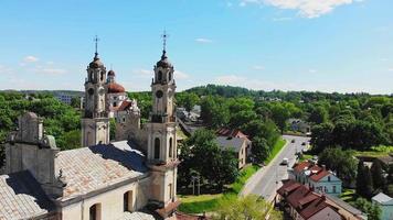 luchtfoto filmische weergave verlaten kerk van hemelvaart in de hoofdstad vilnius, litouwen. historische bezienswaardigheid attractie bestemming. UNESCO-erfgoedlocaties litouwen. video