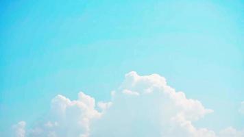 fundo de timelapse de espaço em branco de céu azul com formação de nuvens em dia ensolarado ao ar livre video