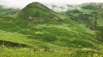 vista da tenda de zoom com fundo de bela montanha verde