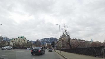 tbilisi, geórgia, 2021 - vista da rua ao dirigir o carro pela capital de tbilisi, na geórgia. tráfego e carros no conceito de cáucaso video