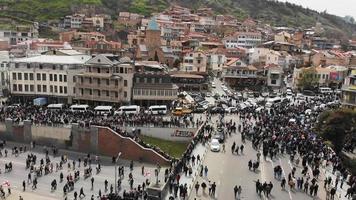 tbilisi, geórgia, 2021 - pessoas andando nas ruas da capital da geórgia. vista aérea demonstração de aniversário de tragédia de tbilisi. video