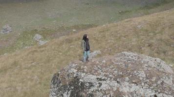 Luftkreis um kaukasische Frau, die sich im Juta-Tal umsieht video