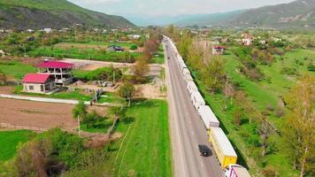 gudauri, geórgia, 2021 - caminhões de visão aérea estática parados na estrada lateral presos na rodovia geórgia-rússia. video