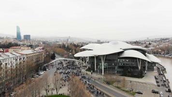 tbilisi, georgien, 2021 - människor som går på gator i georgiens huvudstad. flygfoto tbilisi massaker tragedi jubileumsdemonstration. video