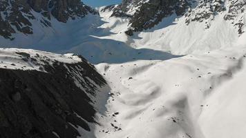 vista aérea ascendente da montanha de perto com neve e terreno de cor vulcânica video