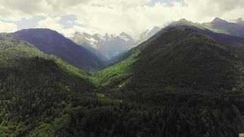 vista aérea del impresionante paisaje verde de las montañas del cáucaso en svaneti. destino de viaje de georgia. video