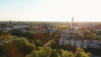 panorama de la ciudad de siauliai con catedral y un impresionante fondo de puesta de sol en verano. destino de viaje en lituania. video