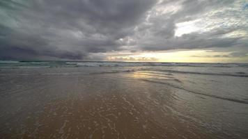 blå havssandstrand och vattenytastruktur. skummande vågor med himmel. vacker tropisk strand. fantastisk sandstrand med vita havsvågor. natur, havsbild och sommar koncept. video